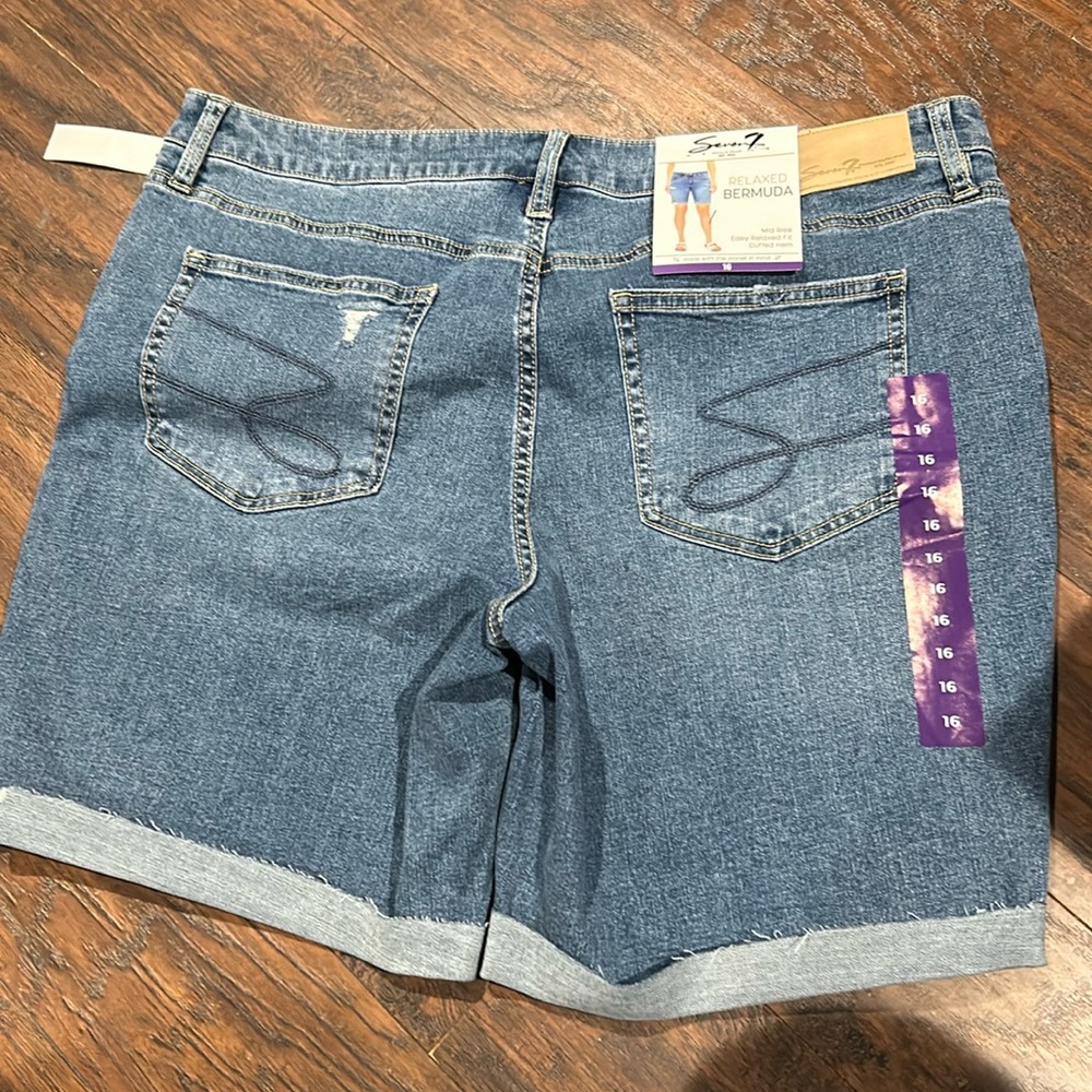Women’s seven7 relaxed Bermuda short new with tags blue color